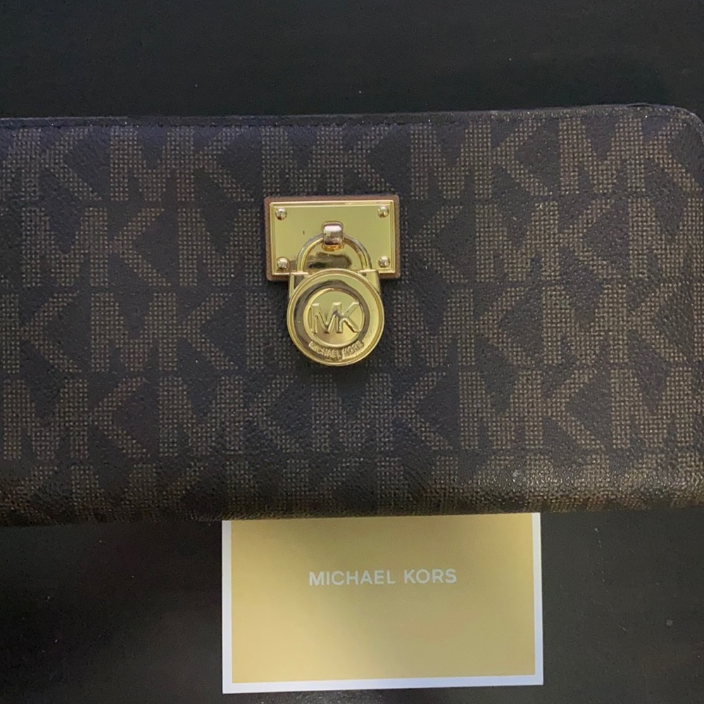 🎉🎉SOLD🎉🎉MK signature Logo brown wallet